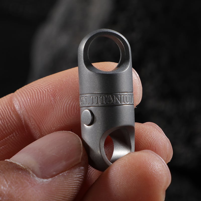 Draaibare titanium sleutelhanger | EDC sleutelhouder met magnetische snelsluitin