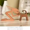 Afbeelding laden in galerijviewer, Pawsitively Natural™ | Natuurlijk houten dierenbeeldje voor een gezellige thuissfeer